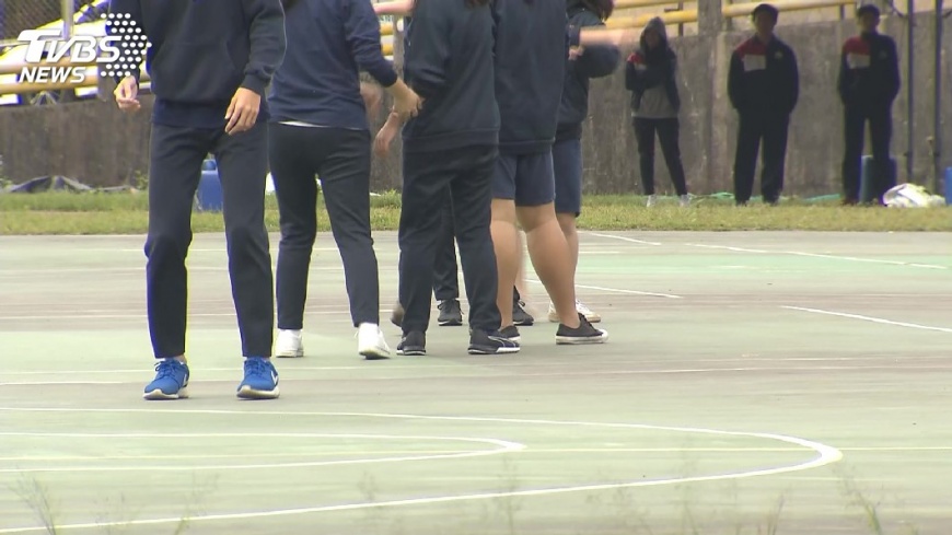 遭同學逼說老師壞話! 高中生情緒崩潰