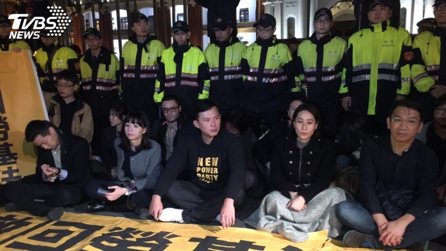 時力禁食抗議勞基法　府：請回歸議事討論