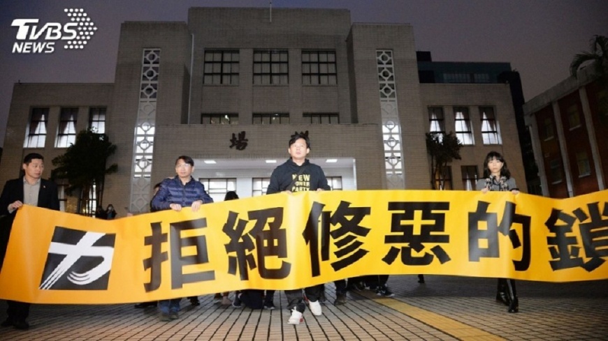鐵鍊封議場！綠營1hr「油壓剪攻破」　網酸：大前輩