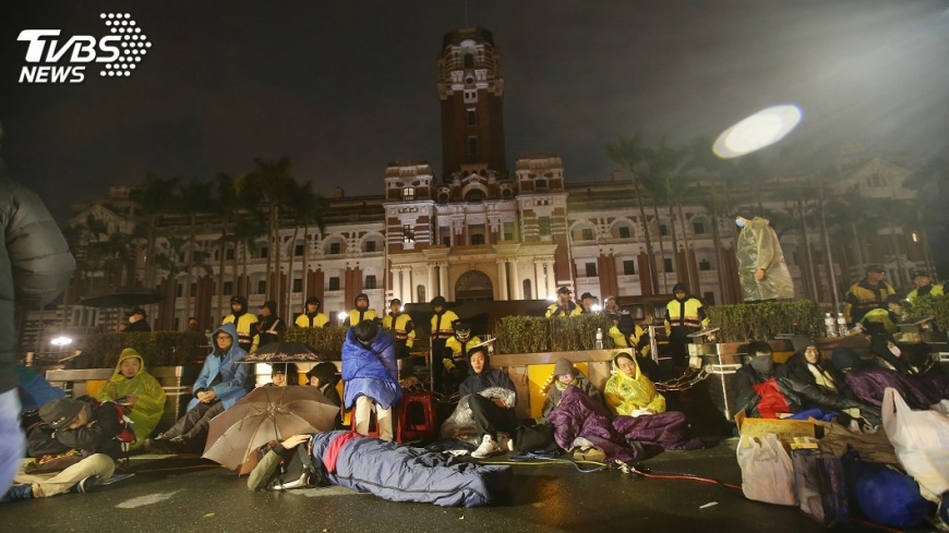 警欲拆時代力量帳篷 府前警民對峙