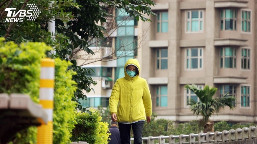 東北季風南方雲系影響 全台有雨濕涼
