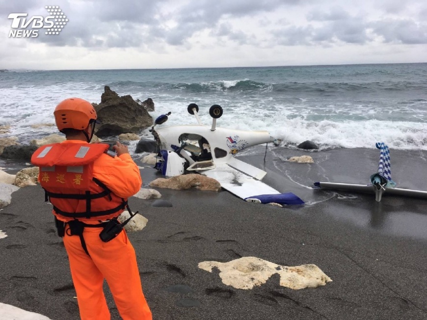 快訊／台東1輕航機失去動力迫降海上　2人輕傷
