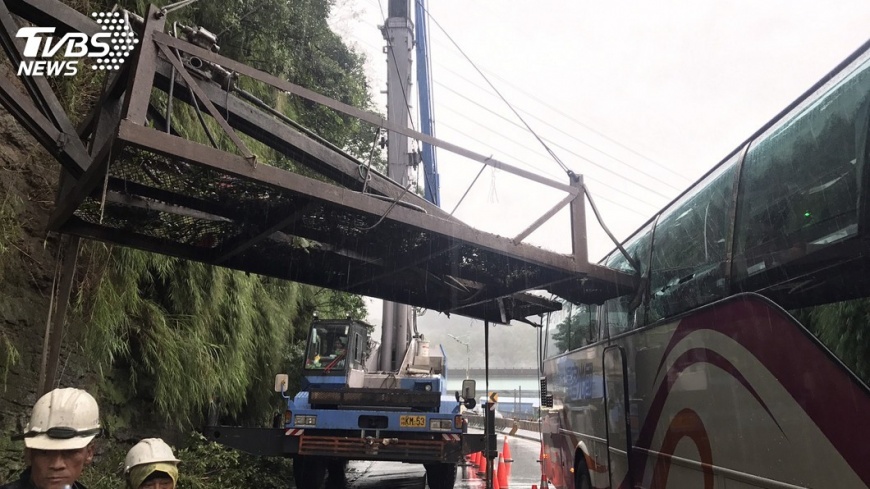 吊掛鐵架刺穿國光車窗 日籍男右肩擦傷