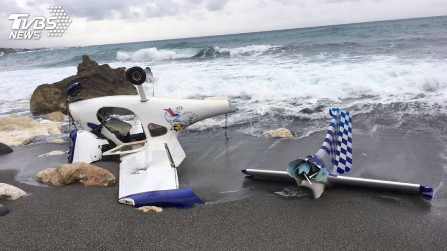 輕航機迫降沙灘　機身斷裂2人幸運無礙