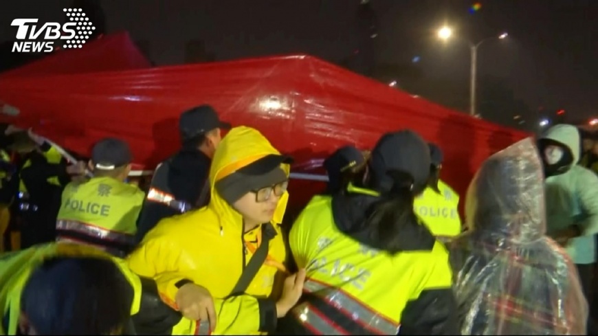 快訊/時力立委找律師 控警違反集遊法傷害罪