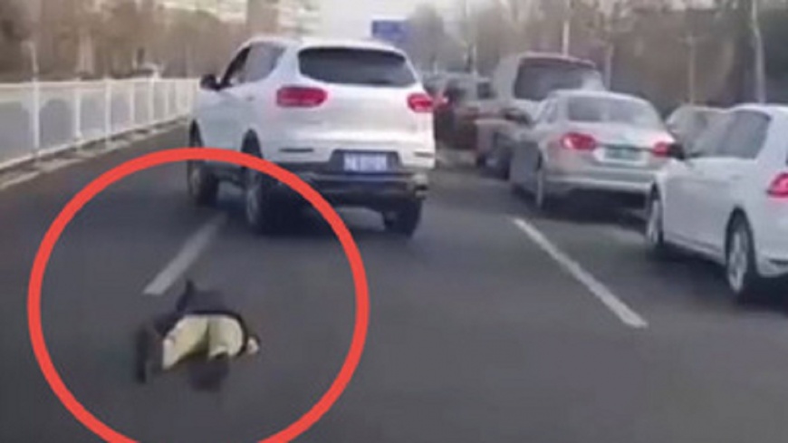 影/女不滿逼車衝上前砸車 反遭駕駛拿甩棍打趴