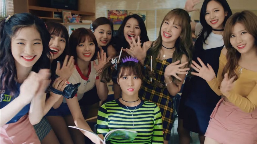 日高中生狂比TT TWICE掀第三波「韓流」