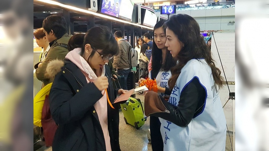 抗議長榮過勞航班 空服員工會發橘絲帶