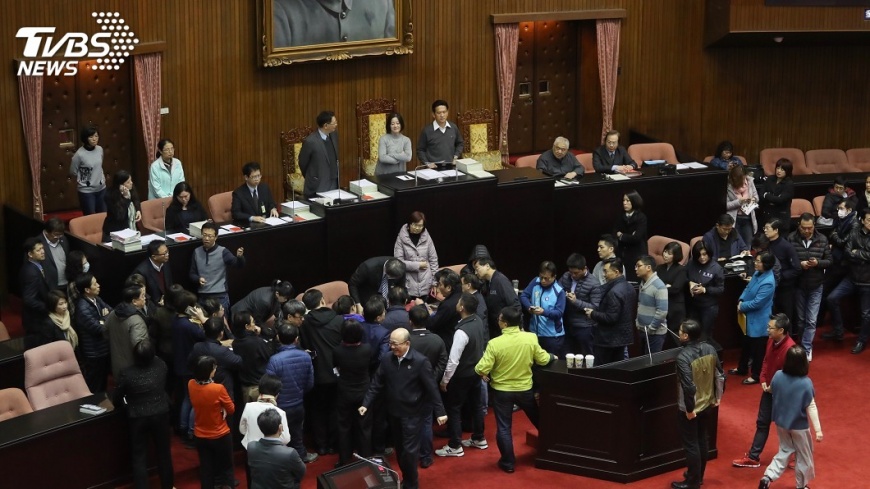 勞基法修法攻防　藍綠數度口角推擠
