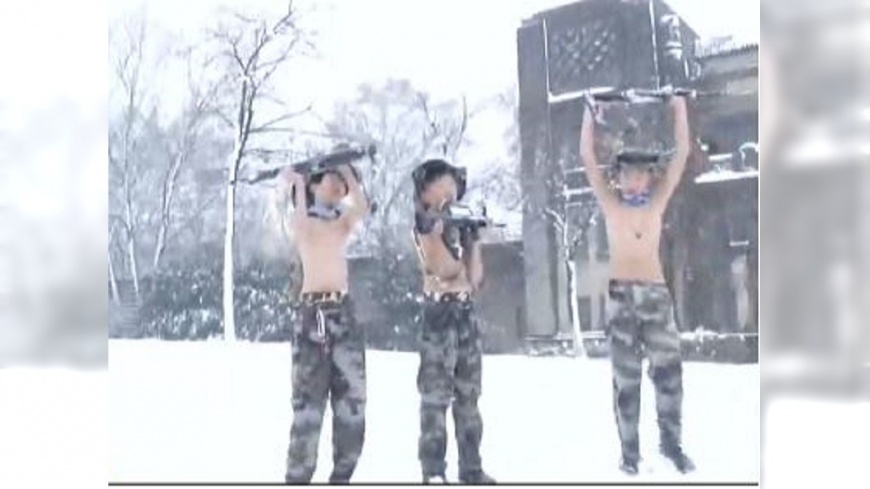 幼童打赤膊滾雪地 「鷹爸特訓班」惹議