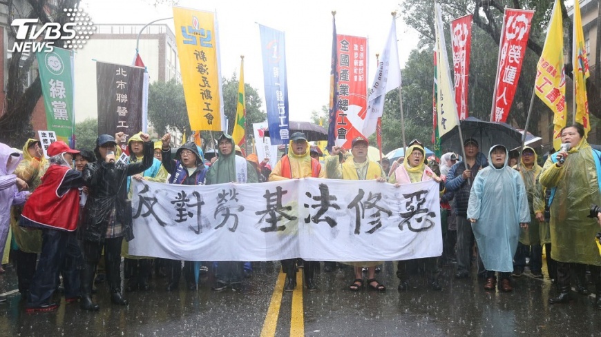 立院審勞基法 勞團院外抗議要求撤回