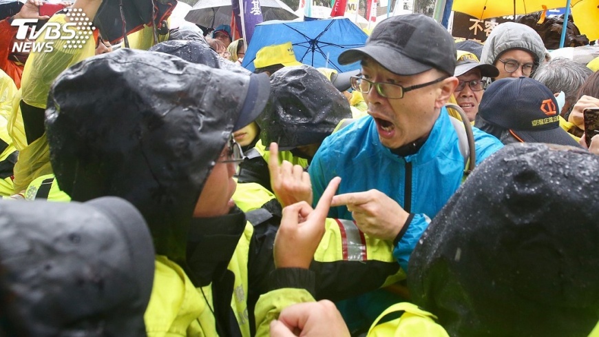 抗議勞基法再修法 勞團與警3度衝突
