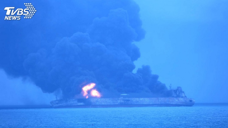 油輪遇船難陷火海　油料外洩、32人失聯