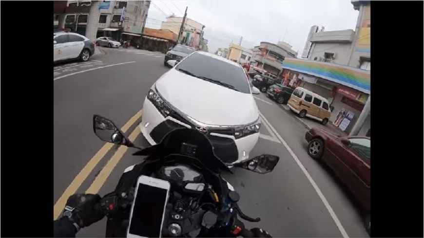 槓逆向轎車反被酸 重機:大家讓我知道要禮讓逆向