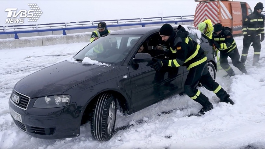 暴風雪襲西班牙　數千車輛受困高速公路