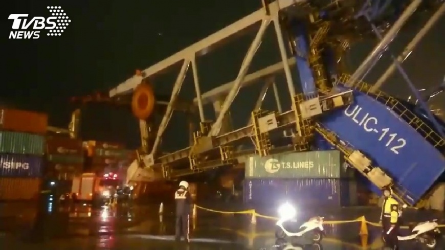 快訊/泊船撞倒橋式起重機 基隆港吊車員受困