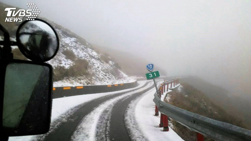 合歡山凌晨降雪 車輛需掛雪鏈通行
