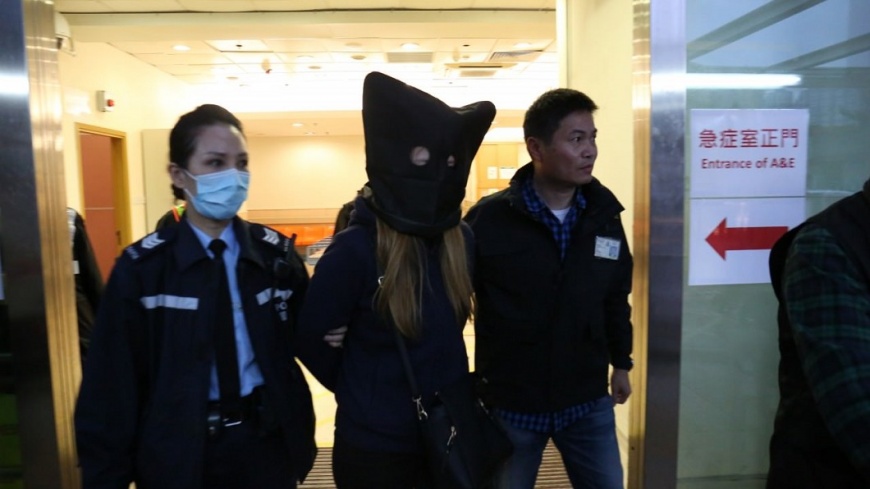 警方於醫院拘捕女童母親。（截自／香港01）