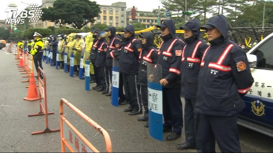 快訊／勞團立院抗議推擠　北市警將依法嚴辦