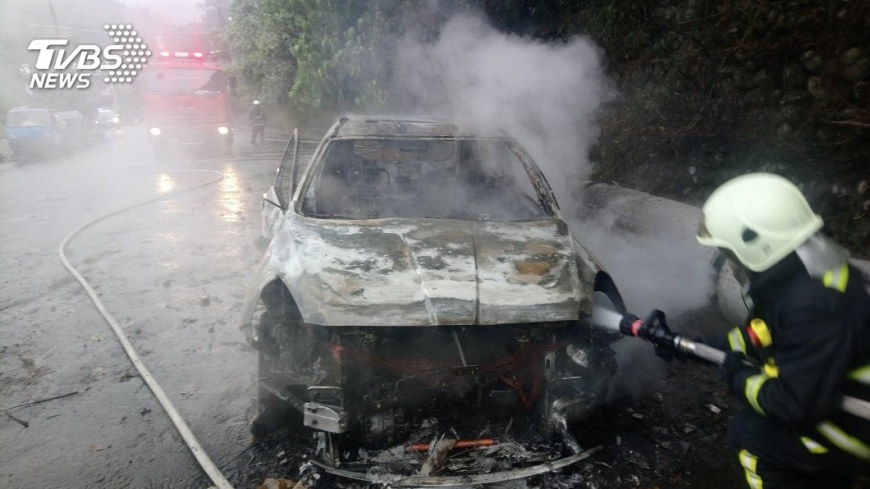 台中火燒車!1人成焦屍「無法辨識」 後座放炭盆