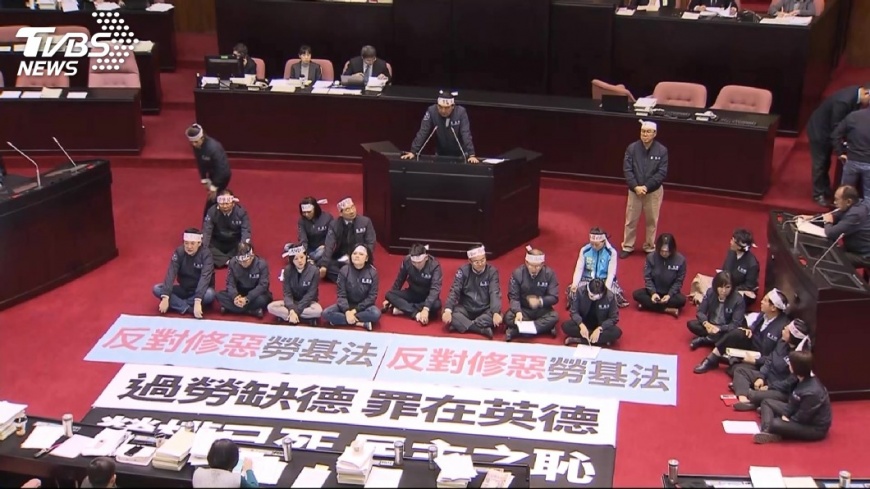 勞基法二讀、爭議法條一字不改 勞團衝突