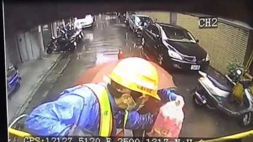 蔡姓老婦準備丟垃圾。