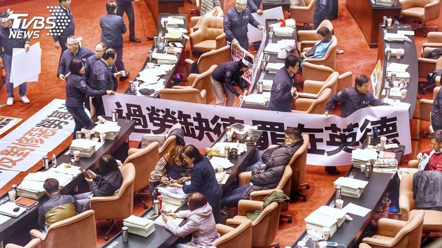 勞基法三讀　綠盼冷卻、藍表不滿