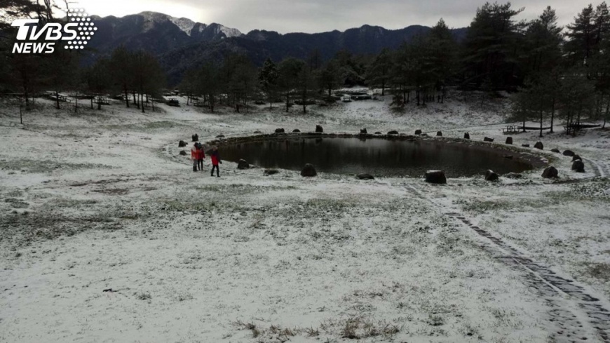 銀白世界!寒流發威水氣足 福壽山農場降雪