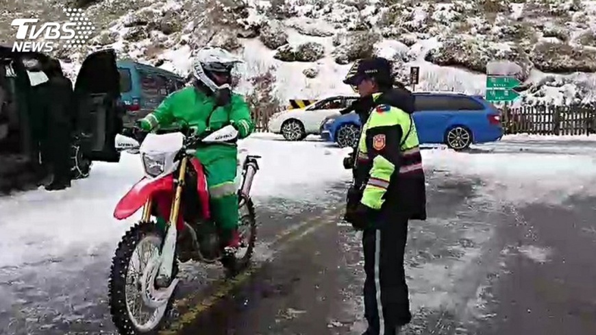 合歡山區雪地送信 郵差使命必達好讚