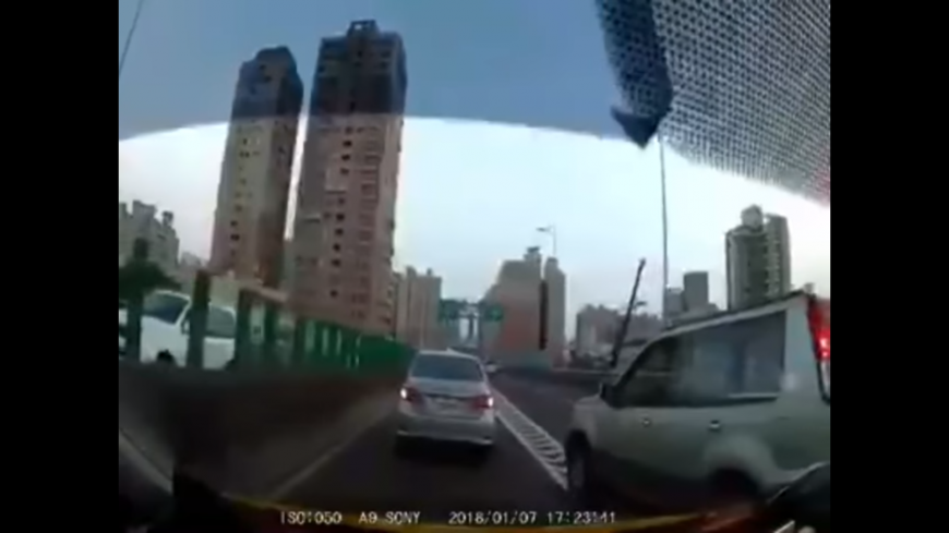 交流道出口硬插隊 三寶神扯:我是外地人!