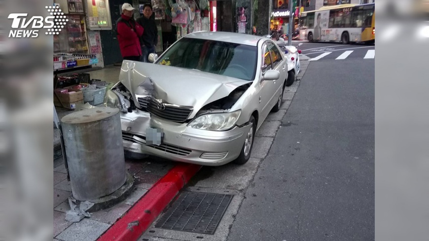 駕駛自撞路燈控制箱 兩人送醫急救