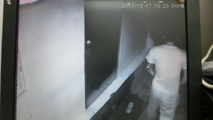除了眼鏡男之外,另外還有一名刺青男也出現在女子住處門外。(圖/翻攝自Dcard)