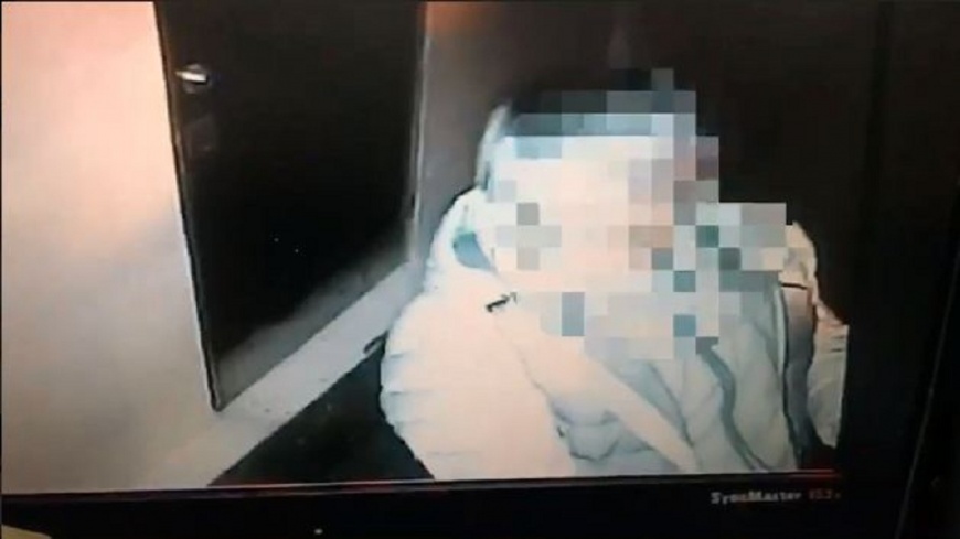 眼鏡男前後出現女子住處好幾次,形跡可疑。(圖/翻攝影片)