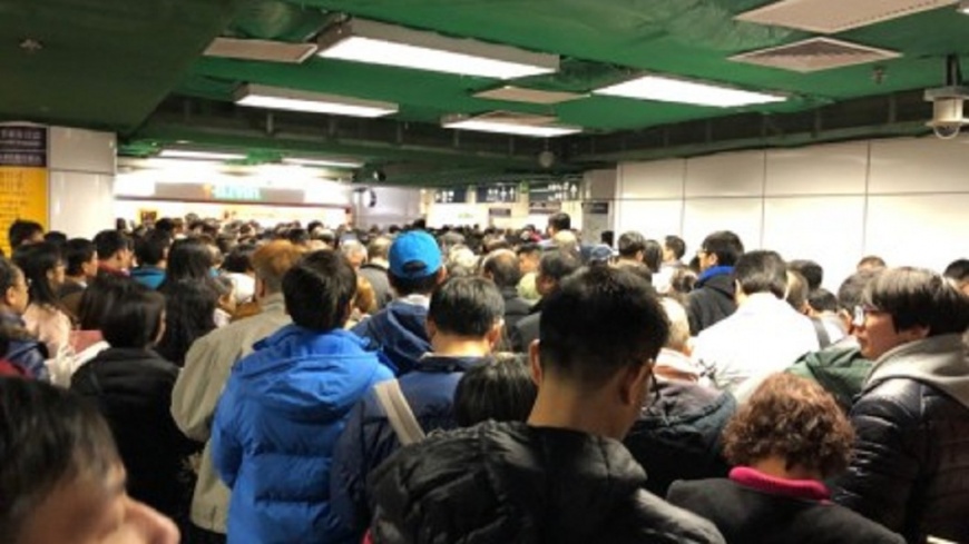 信號故障!港「東鐵線」停駛2小時 旅客受困