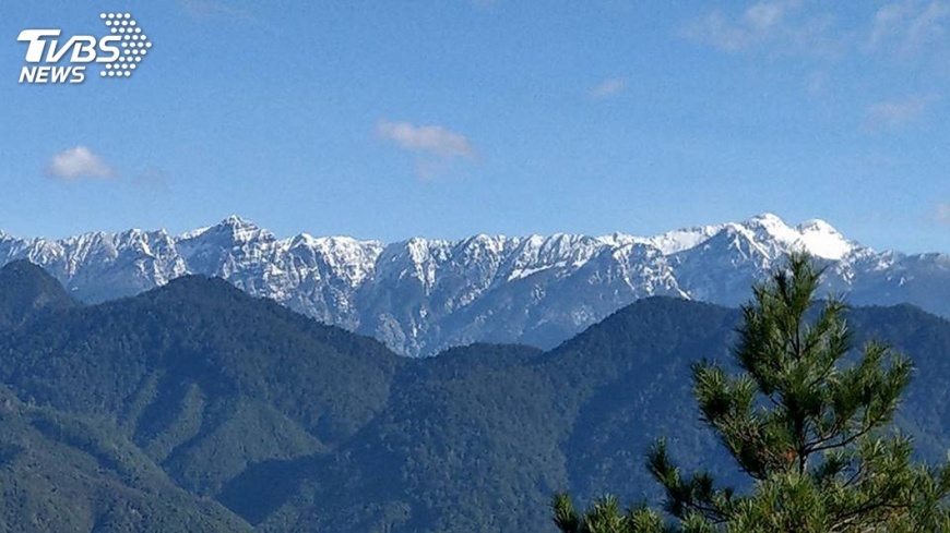 雪霸聖稜線「白了頭」 九九山莊也積雪