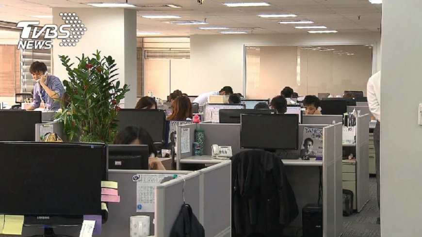 午休吃麵!OL遭推趕「1人不能坐樓上」 丟臉到揉菜單