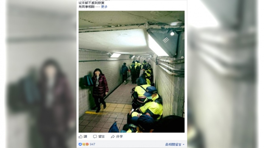 雨衣當睡衣...基層警累癱睡地下道　照片訴盡心中苦