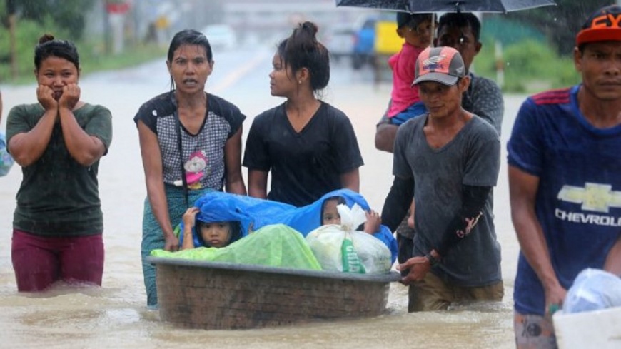 泰國豪雨釀嚴重積水 民眾馬路當漂漂河