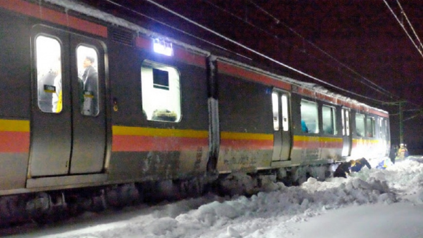 難熬的一夜！新潟風雪　430人困電車12小時