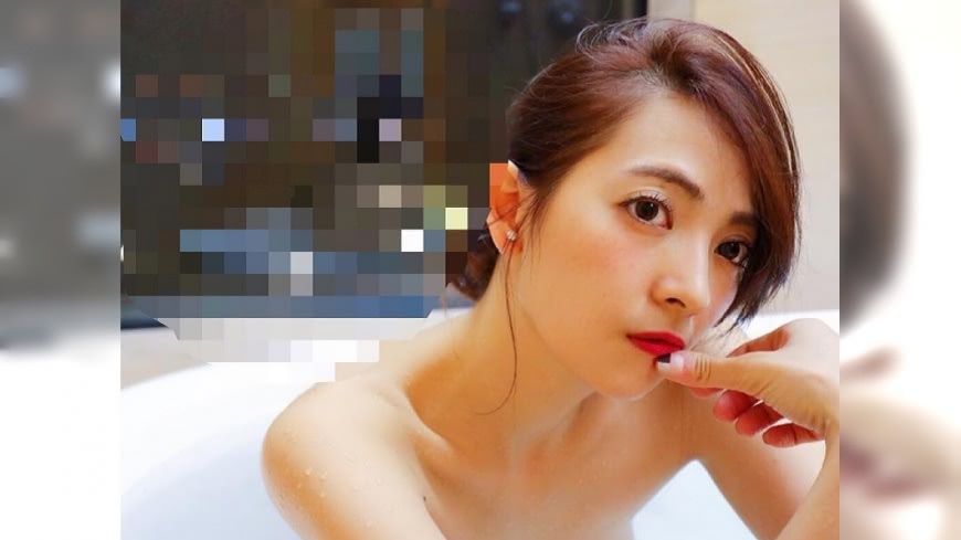 阿喜拍「浴照」走光? 背面玻璃倒映全被看光了