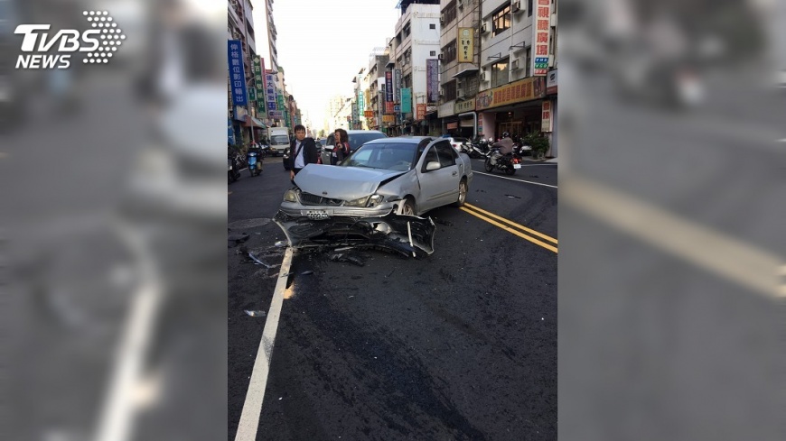 快訊/酒駕闖警攔檢點 賓士車逆向連撞才停
