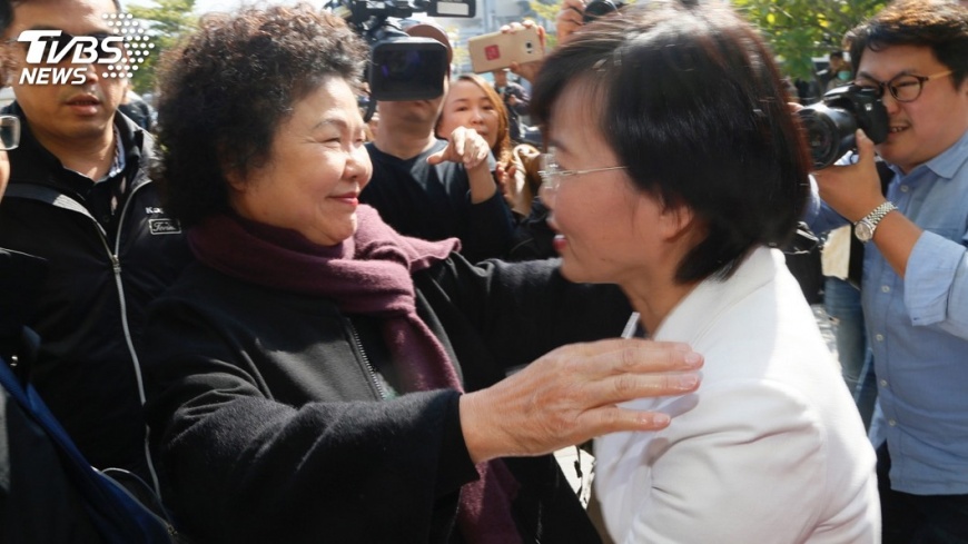 劉世芳退出市長初選 陳菊探視送暖