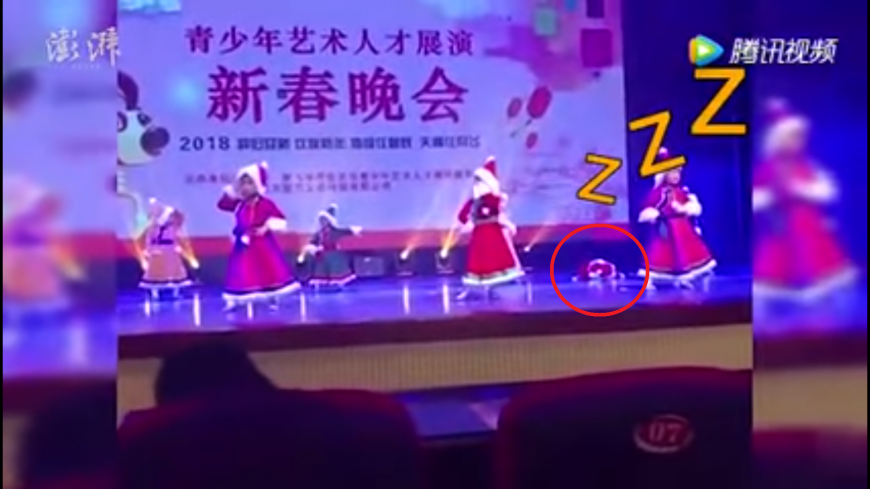 女童太累「趴睡」表演舞台 影片瘋傳遭網友砲轟