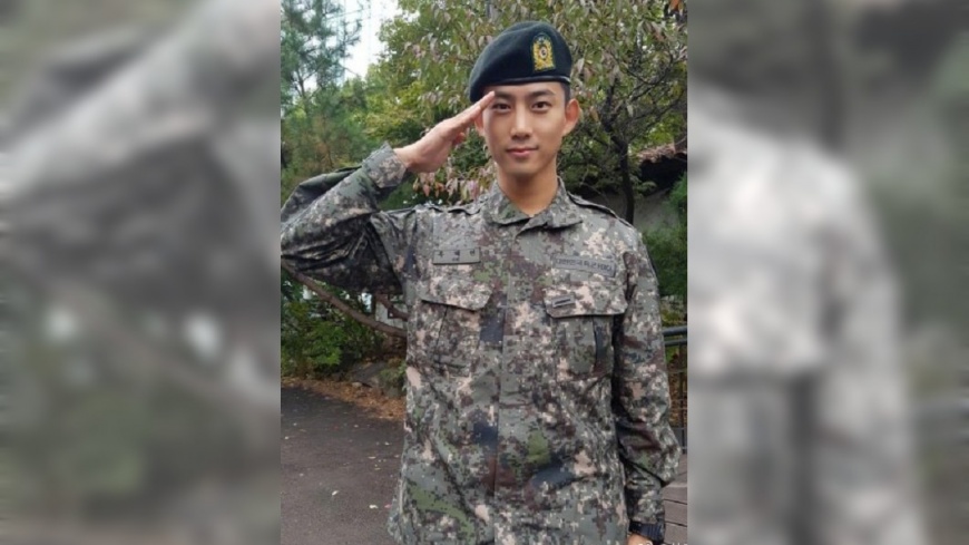 阿兵哥模樣曝光！　玉澤演球場跳起來接禮物