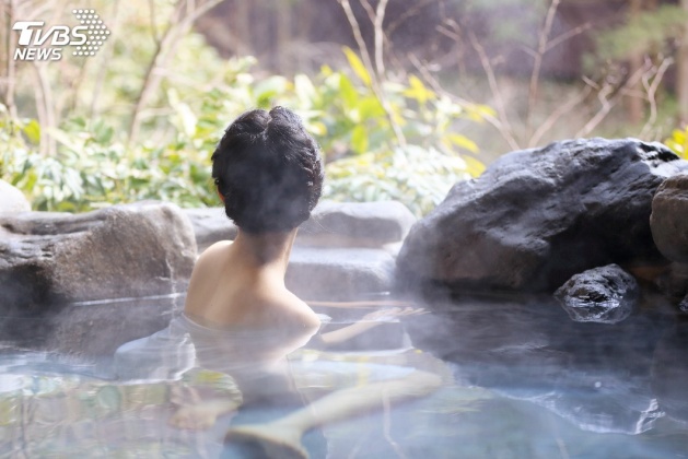 男戴假髮、化妝泡女湯 被逮堅稱:我是女生