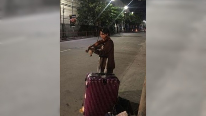 街頭拉小提琴賺盤纏　台女旅菲被誤認成街友