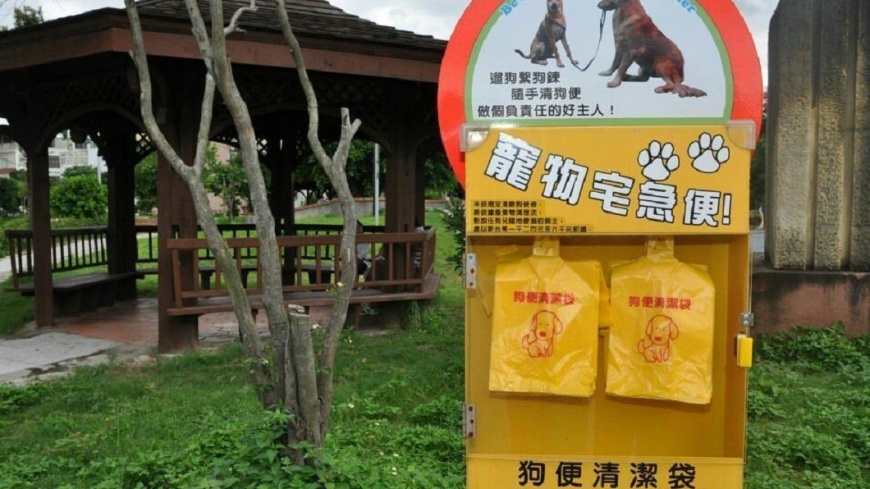 傻眼!大媽為省1元 竟拿「狗便清潔袋」裝飲料