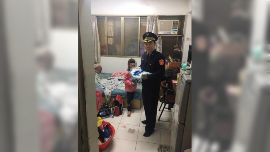 5口窩5坪房!6歲弟坐地捧麵:這是我晚餐 童言惹哭警