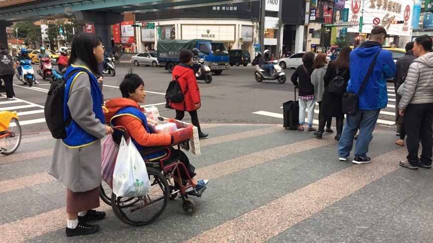 承受鄙視的眼光　「街賣者」100元衛生紙的真相