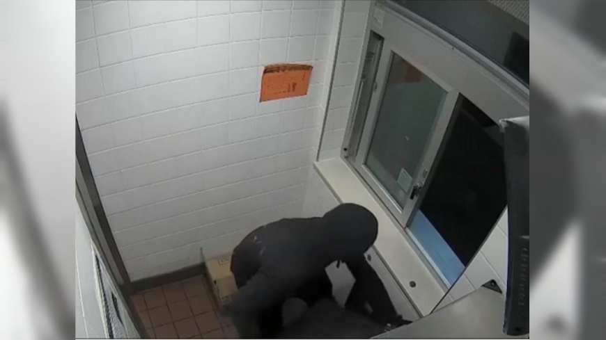 得來速驚魂 歹徒破窗搶錢店員尖叫